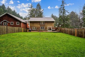 Backyard at Spruce Street Retreat - Spruce Street Retreat - New Pet Friendly Listing! (Cannon Beach)