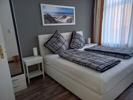 Quarto casal básico | Escrivaninha, Wi-Fi de cortesia