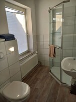 Quarto casal básico | Banheiro | Chuveiro, toalhas de banho, papel higiênico 