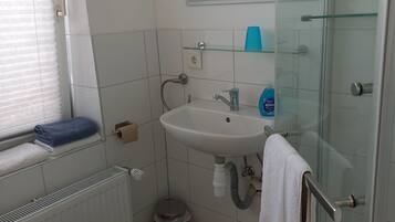 Basic-Einzelzimmer | Badezimmer | Dusche, HandtĂŒcher, Toilettenpapier