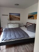 Quarto casal básico | Escrivaninha, Wi-Fi de cortesia