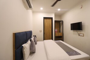 Laptop workspace, free WiFi, bed sheets - Andies Hotel (Kharar)