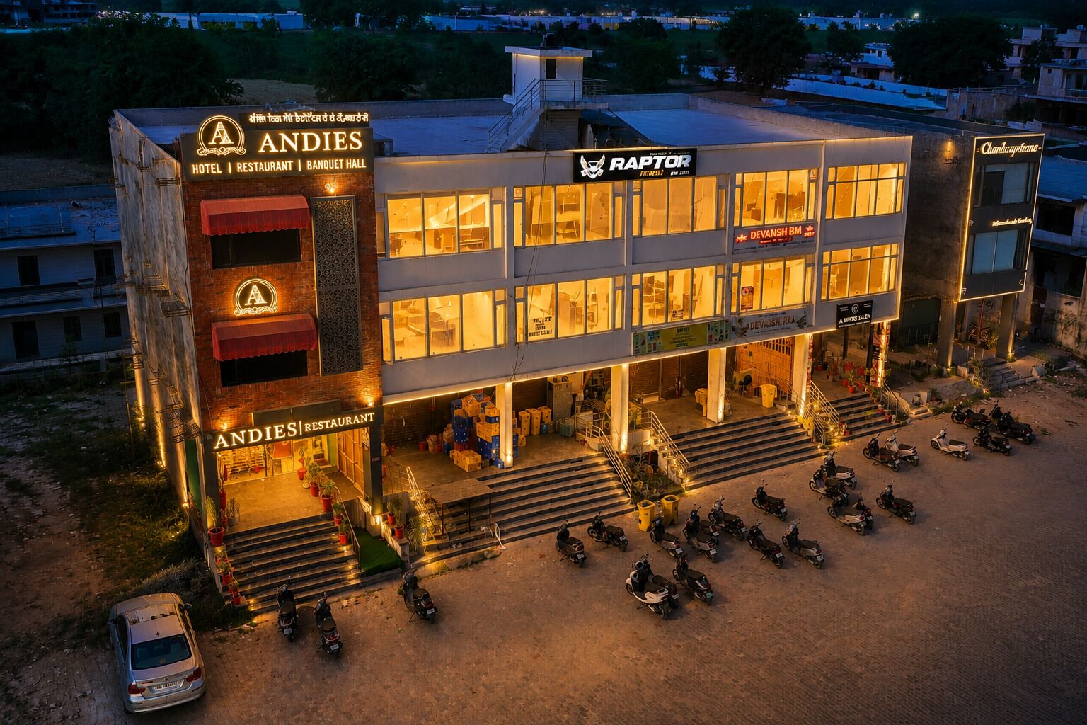 Un edificio de varios pisos con letreros que indican 'ANDIES RESTAURANT' y 'RAPTOR'.
