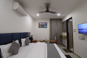 Premium Room, City View | Laptop workspace, free WiFi, bed sheets - Andies Hotel (Kharar)