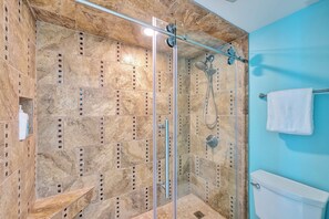 Een douche, een haardroger, handdoeken