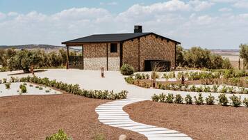 Escritorio, espacio para trabajar con laptop y cortinas blackout