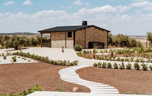 Een bureau, een laptopwerkplek, verduisterende gordijnen, gratis wifi