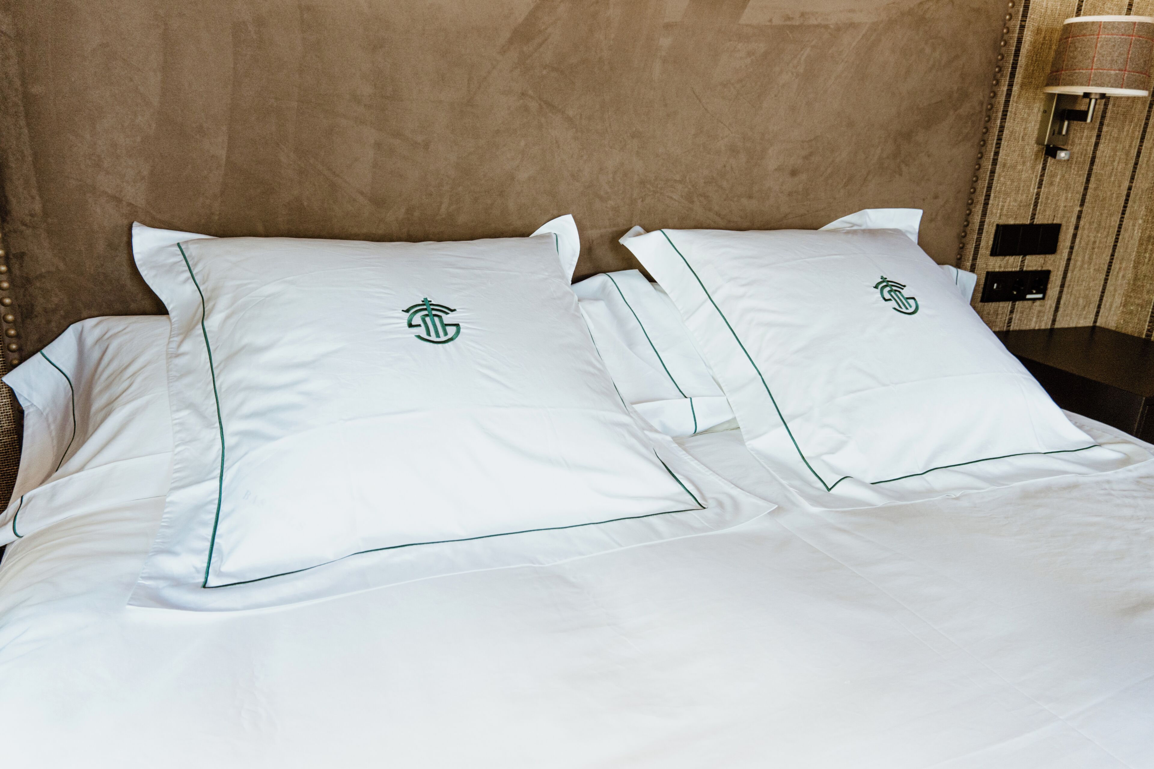 Deluxe kamer | Een bureau, een laptopwerkplek, verduisterende gordijnen