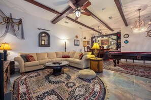 Smart TV, ping pong, books, stereo - Luxury Beach House~Free Golf Cart~Private Hot Tub~2 Pools~Sleeps 12 (Destin)
