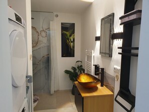 Shower, hair dryer, towels