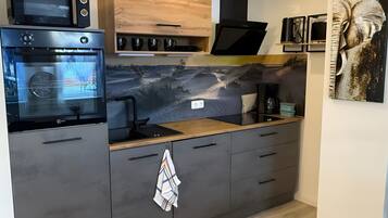 Kühlschrank, Mikrowelle, Ofen, Herdplatte