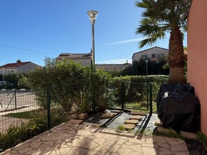 Property grounds - Banyuls-sur-Mer: Sea View Apartment, Terrace, Private Parking, 4 People (Banyuls-sur-Mer)