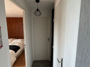Interior - Bright Apartment at Ski Slopes, Super Besse (Besse-et-Saint-Anastaise-Super Besse)