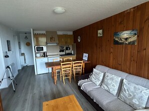 TV - Bright Apartment at Ski Slopes, Super Besse (Besse-et-Saint-Anastaise-Super Besse)