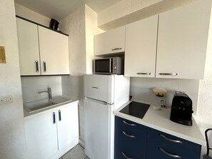 Fridge, microwave, stovetop, coffee/tea maker - T2 Apartment by the Beach in Argelès-sur-Mer (Argelès-sur-Mer)