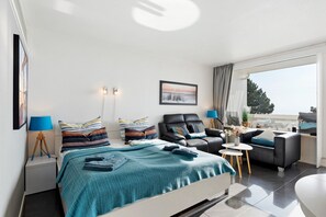 2 bedrooms, iron/ironing board, WiFi - Apartment with Sea View, Sauna, and High-Quality Furnishings (Sierksdorf)