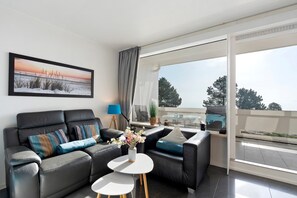 TV, DVD player, ping pong, stereo - Apartment with Sea View, Sauna, and High-Quality Furnishings (Sierksdorf)