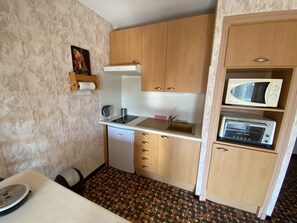Fridge, microwave, stovetop, coffee/tea maker - Studio cabin for 4 near beach with parking (Argelès-sur-Mer)