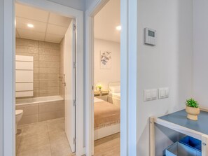 Hair dryer, towels - Charming Modern Apartment in Estepona (Estepona)