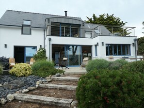 Exterior - Contemporary house 10 ppl, steps from the beach, dogs allowed, St Gildas de Rhuys (Saint-Gildas-de-Rhuys)