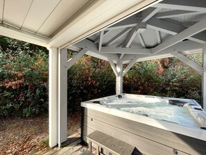 Outdoor spa tub - Spacious villa with jacuzzi and heated pool in Hossegor (Soorts-Hossegor)