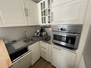 Kylskåp, mikrovågsugn, spishäll och diskmaskin