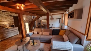 Una sala de estar acogedora con un sofá, una mesa de centro y una chimenea.