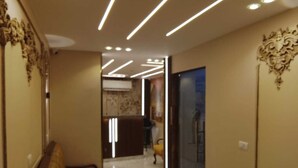 A hallway with a bench, a door, and a wall with a decorative element. - ش ابو الهول السياحى (giza)