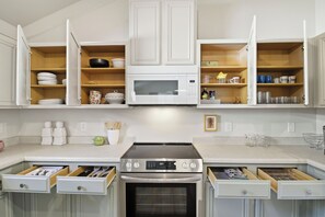 Private kitchen - Lovely 3/2 house with fenced backyard in Warner Robins for Mid to Long Stays (Warner Robins)