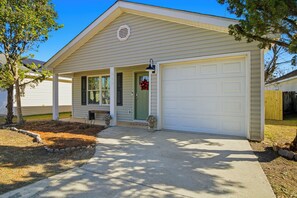 Exterior - Lovely 3/2 house with fenced backyard in Warner Robins for Mid to Long Stays (Warner Robins)