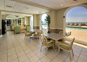 Dining - Breathtaking 1Bd/1Ba Newly Renovated! (Myrtle Beach)