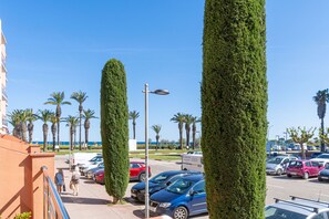 Property grounds - 0088-MIRABLAU Apartment with side views of the beach (Empuriabrava)