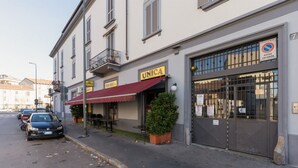 Un bâtiment dont la devanture porte l’inscription « UNICA » et dont le portail de garage est fermé, avec un panneau indiquant « Stationnement interdit ».