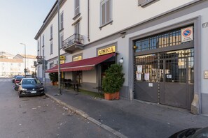 Exterior - GuestHost - A welcoming and bright 50 sq m apartment, perfect for four people, located on the ground floor of a typical Milanese courtyard house, completely renovated.The property is located near Viale Certosa, a quiet area that connects the outskirts of (Milan)