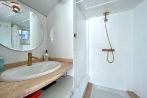 Shower, hair dryer, towels, soap - Studio with Mezzanine and Private Terrace in Parque Retiro (Madrid)