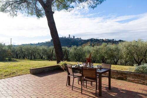 Il Casale della Gazza Ladra is a completely independent cottage located in the heart of the Tuscan countryside, right in front of the famous towers of San Gimignano.