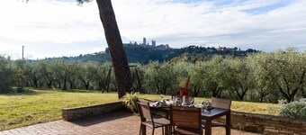 Il Casale della Gazza Ladra is a completely independent cottage located in the heart of the Tuscan countryside, right in front of the famous towers of San Gimignano.