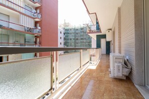 Property grounds - GuestHost - Modern 58 sqm apartment with fine finishes, for 3 people, located on the second floor of an elegant building with lift (some steps to access it). The property is located in the center of Syracuse, in one of the commercial districts, a few ste (Syracuse)