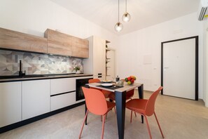 Dining - GuestHost - Modern 58 sqm apartment with fine finishes, for 3 people, located on the second floor of an elegant building with lift (some steps to access it). The property is located in the center of Syracuse, in one of the commercial districts, a few ste (Syracuse)