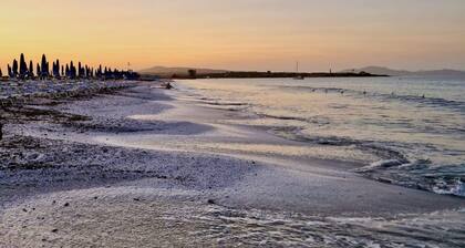 Functional 30 sq m apartment with independent access via magnetic card. It includes a fully equipped kitchenette, a comfortable double bed, and a private bathroom with shower and hairdryer.A furnished patio or balcony is also available, ideal for relaxin