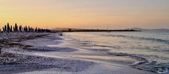 Functional 30 sq m apartment with independent access via magnetic card. It includes a fully equipped kitchenette, a comfortable double bed, and a private bathroom with shower and hairdryer.A furnished patio or balcony is also available, ideal for relaxin