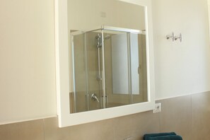 Dusche, Bidet, Handtücher, Toilettenpapier