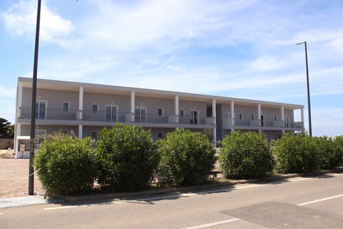 Functional 30 sq m apartment with independent access via magnetic card. It includes a fully equipped kitchenette, a comfortable double bed, and a private bathroom with shower and hairdryer.A furnished patio or balcony is also available, ideal for relaxin