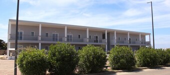 Functional 30 sq m apartment with independent access via magnetic card. It includes a fully equipped kitchenette, a comfortable double bed, and a private bathroom with shower and hairdryer.A furnished patio or balcony is also available, ideal for relaxin