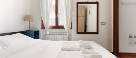 2 Schlafzimmer, Bügeleisen/Bügelbrett