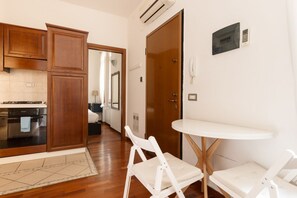 Interior - GuestHost - Bright 36 sqm apartment for up to 3 guests, located on the first floor of a building without an elevator (steps to access).The property is set in the Isola district, a young and vibrant area rich in services and well connected by public trans (Milan)