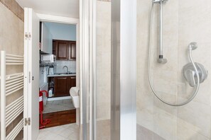 Shower, bidet, towels - GuestHost - Bright 36 sqm apartment for up to 3 guests, located on the first floor of a building without an elevator (steps to access).The property is set in the Isola district, a young and vibrant area rich in services and well connected by public trans (Milan)