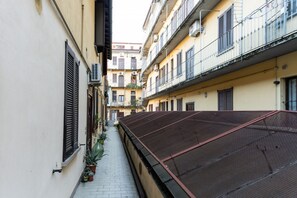 Property grounds - GuestHost - Bright 36 sqm apartment for up to 3 guests, located on the first floor of a building without an elevator (steps to access).The property is set in the Isola district, a young and vibrant area rich in services and well connected by public trans (Milan)