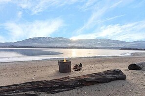 Beach nearby - 216 Beach Therapy Cottage (Osoyoos)