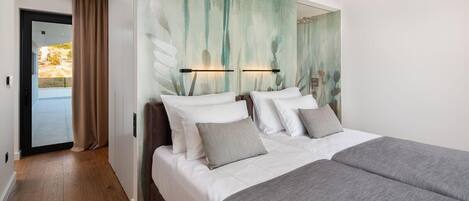 4 bedrooms, free cribs/infant beds, bed sheets